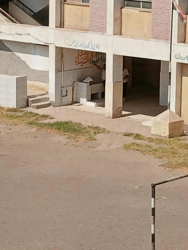 مدير مدرسة وإداري يقومان بأعمال صيانة دورات مياه