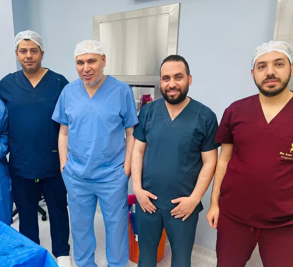 الفريق الطبي المجري العملية