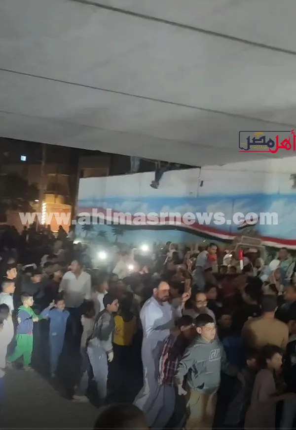 جانب من انتظار الأهالي لوصول «ميار عثمان»