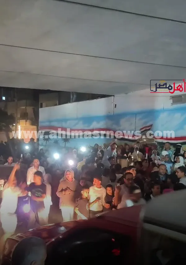جانب من انتظار الأهالي لوصول «ميار عثمان»