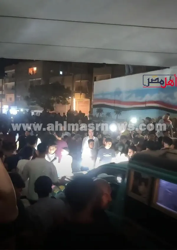 جانب من انتظار الأهالي لوصول «ميار عثمان»