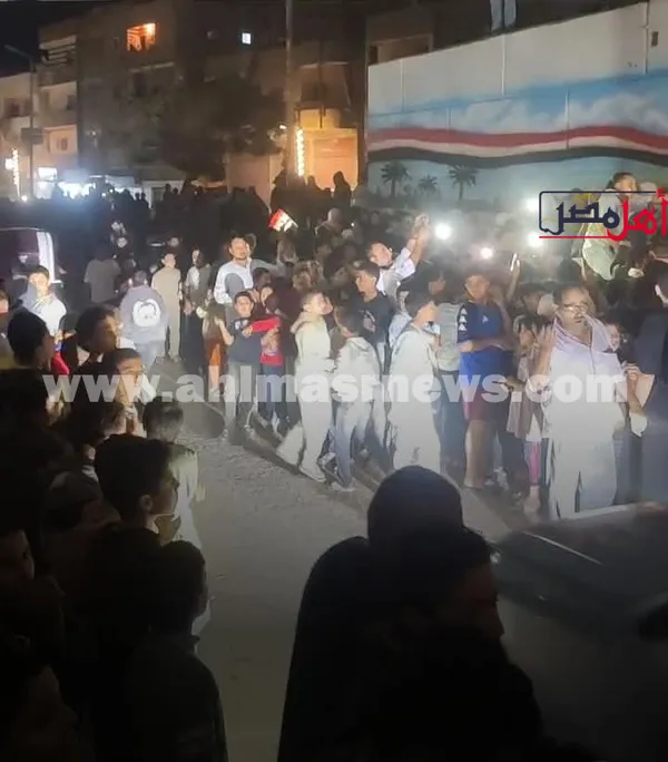 جانب من انتظار الأهالي لوصول «ميار عثمان»