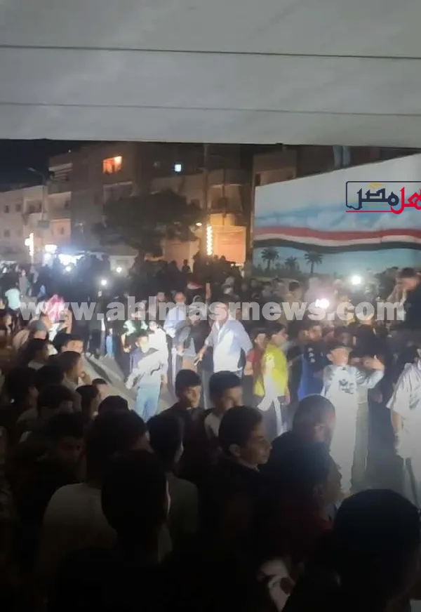 جانب من انتظار الأهالي لوصول «ميار عثمان»