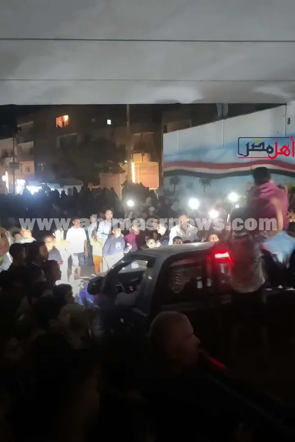 جانب من انتظار الأهالي لوصول «ميار عثمان»