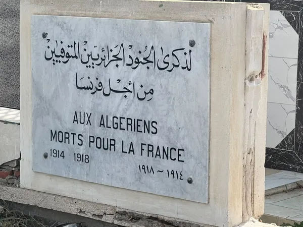 شواهد الأبطال الجزائريين: