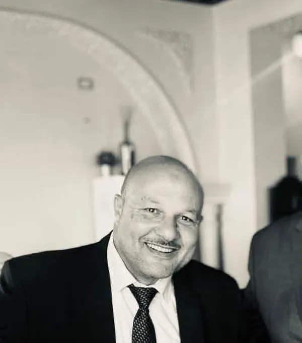 وفاة المصرفي أيمن الكسروي