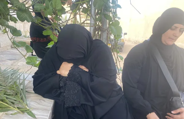 «النيابة لما فتحت شنطتك لقت مصحفك».. أم «آدم» تصرخ أمام قبره في أول جمعة: «اربط على