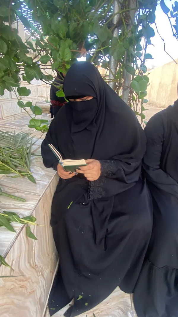 «النيابة لما فتحت شنطتك لقت مصحفك».. أم «آدم» تصرخ أمام قبره في أول جمعة: «اربط على