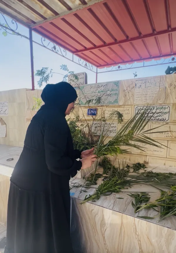 «بدل ما أزور واحد بقيت أزور اتنين».. أم «يوسف يسري» تبكي أمام قبر «آدم» بـ بورسعيد: «كان متربين ومحترمين »