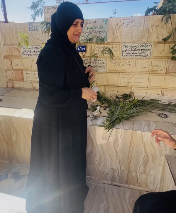«بدل ما أزور واحد بقيت أزور اتنين».. أم «يوسف يسري» تبكي أمام قبر «آدم» بـ بورسعيد: «كان متربين ومحترمين »