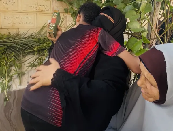  «فين مروان صاحب عمره؟».. مشهد يمزق القلوب أمام قبر «آدم» ببورسعيد: أصحابه يوزعون الصدقة والأم المكلومة تبكي بمصحفه 