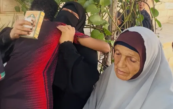  «فين مروان صاحب عمره؟».. مشهد يمزق القلوب أمام قبر «آدم» ببورسعيد: أصحابه يوزعون الصدقة والأم المكلومة تبكي بمصحفه 
