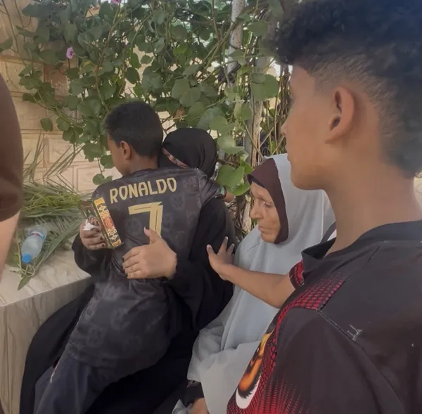 «فين مروان صاحب عمره؟».. مشهد يمزق القلوب أمام قبر «آدم» ببورسعيد: أصحابه يوزعون الصدقة والأم المكلومة تبكي بمصحفه 