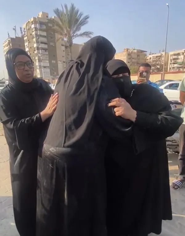 «نار في قلبي يا بني.. نار في قلبي يا آدم».. صرخات وانهيار والدة الطالب آدم لحظة وصول جثمانه للصلاة عليه بمسجد الكريم بـ بورسعيد