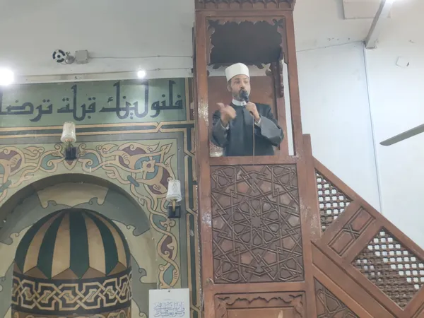 الدكتور حسن نجم الدين إمام وخطيب مسجد الملك فاروق 