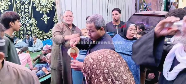 توزيع الشربات على زوار مولد الدسوقي 