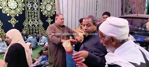توزيع الشربات على زوار مولد الدسوقي 