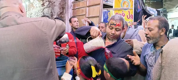 توزيع الشربات على زوار مولد الدسوقي 