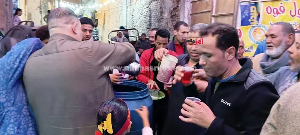 توزيع الشربات على زوار مولد الدسوقي 