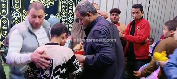 توزيع الشربات على زوار مولد الدسوقي 