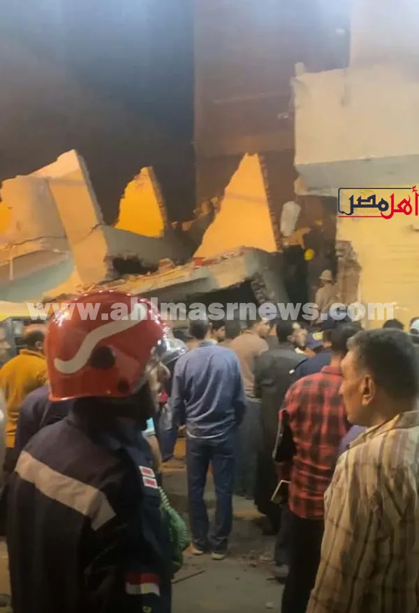 جانب من أعمال البحث وإزالة الأنقاض 
