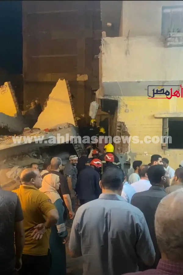 جانب من أعمال البحث وإزالة الأنقاض 