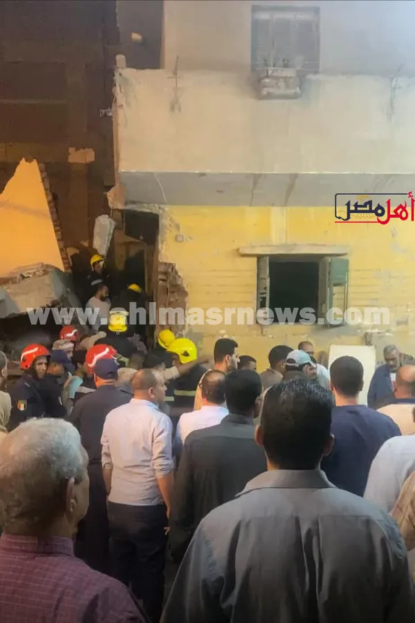 جانب من أعمال البحث وإزالة الأنقاض 