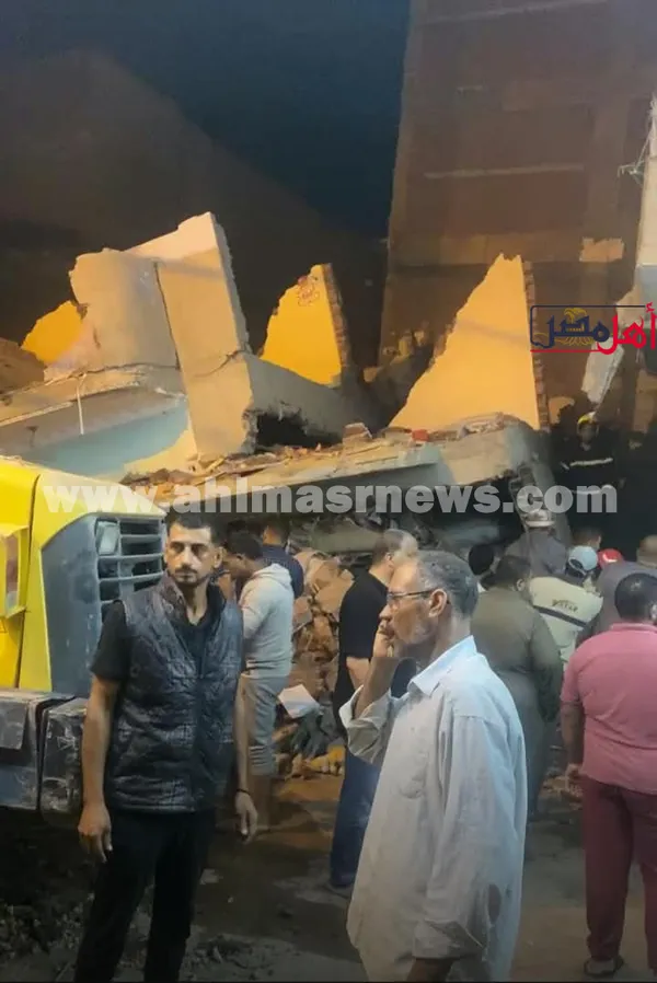 جانب من أعمال البحث وإزالة الأنقاض 