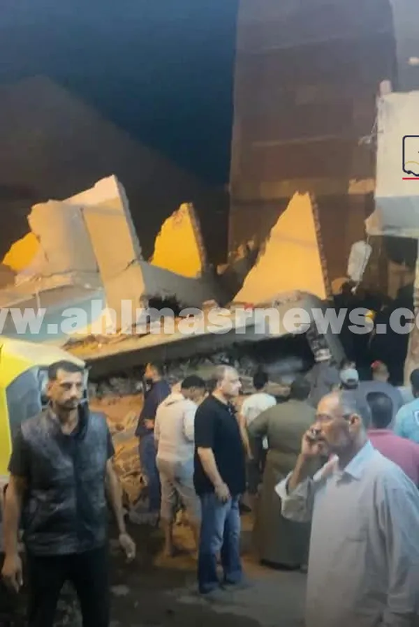 جانب من أعمال البحث وإزالة الأنقاض 