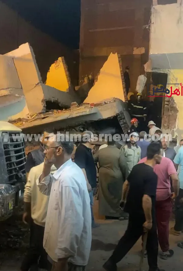 جانب من أعمال البحث وإزالة الأنقاض 