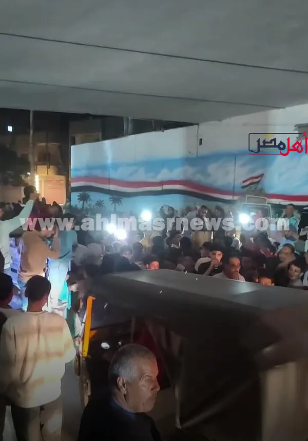 جانب من انتظار الأهالي لوصول «ميار عثمان»