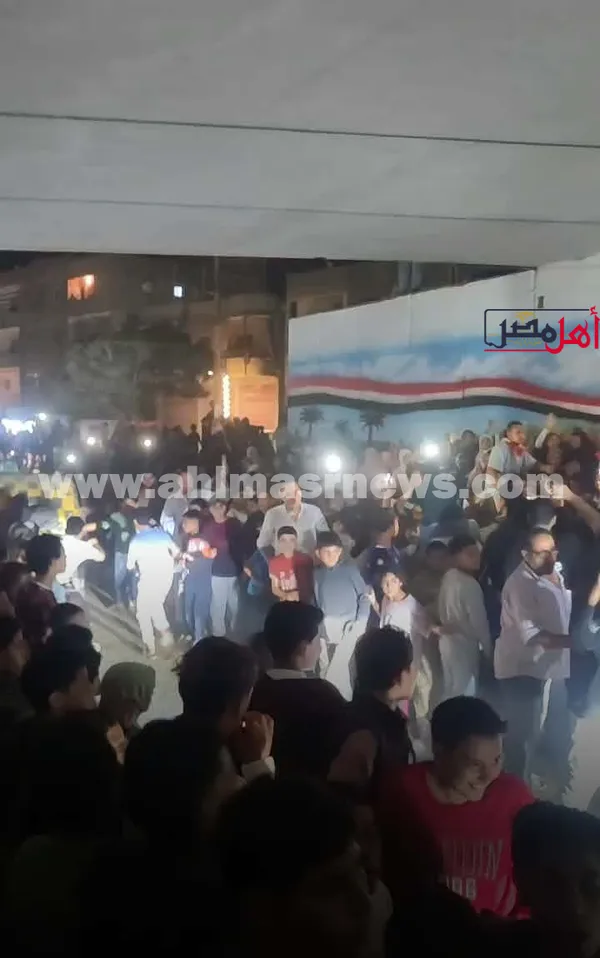 جانب من انتظار الأهالي لوصول «ميار عثمان»