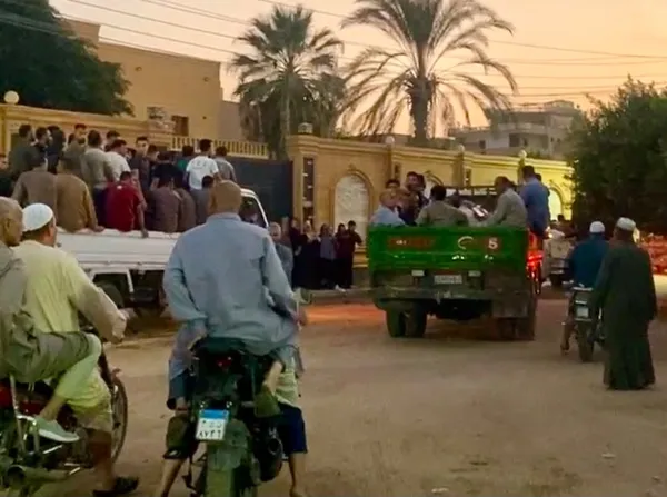 جانب من جنازة الشيخ رضا 