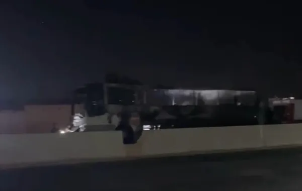 جانب من حريق أتوبيس على الطريق الصحراوي الغربي بقنا