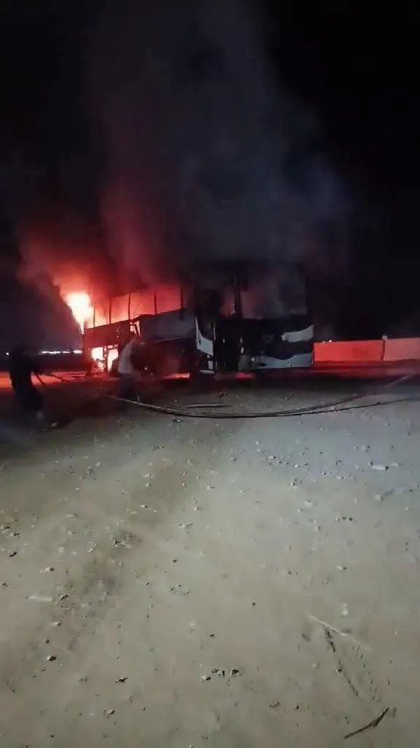 جانب من حريق أتوبيس على الطريق الصحراوي الغربي بقنا