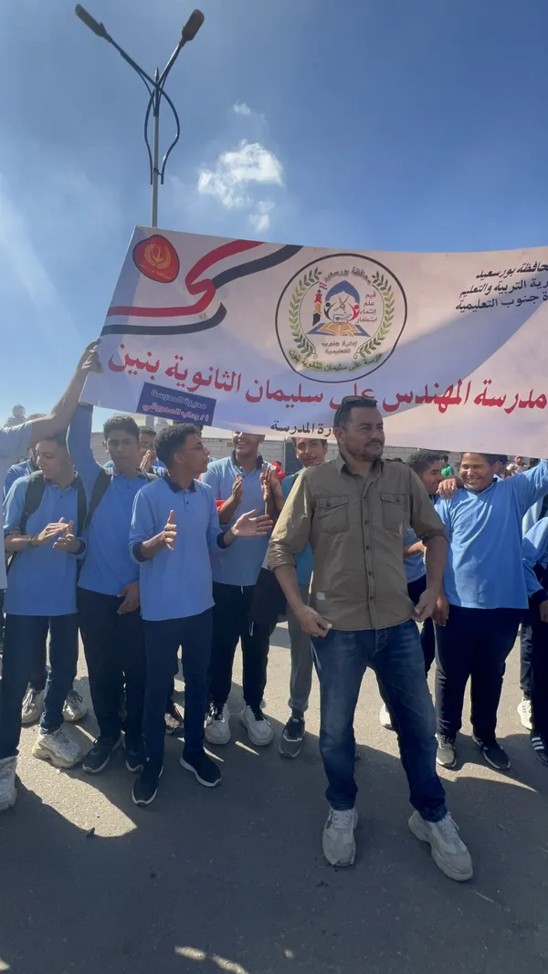 في حضرة الشهداء ونبض المدرجات.. طلاب بورسعيد يمزجون حب الوطن بعشق 