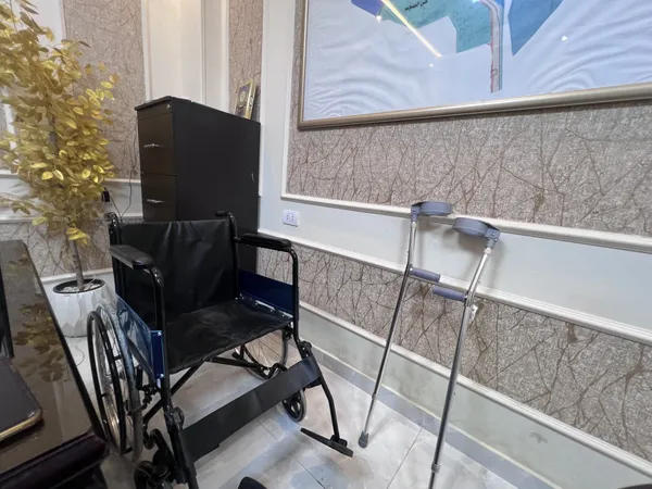 متابعة يومية وتوفير كرسي متحرك