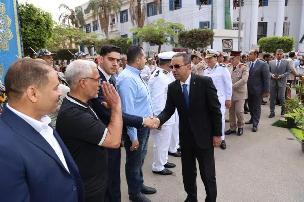 وضع اكليلا من الزهور في المنوفية 