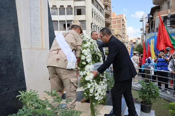 وضع اكليلا من الزهور في المنوفية 