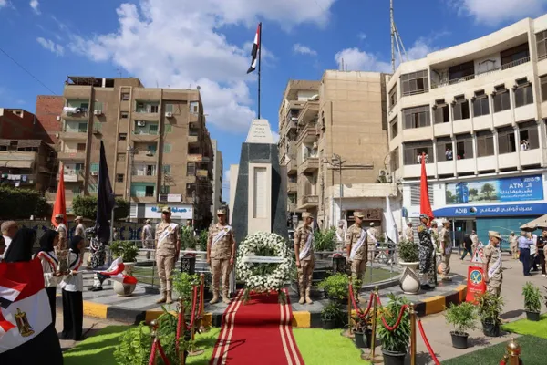 وضع اكليلا من الزهور في المنوفية 
