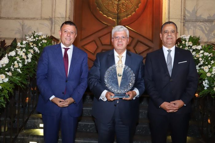 &quot;هندسة عين شمس&quot; تكرم وزير التعليم العالي سلسلة تاريخية لأبناء الكلية