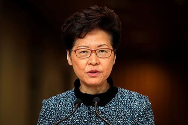 زعيمة هونج كونج وحكومتها يتلقون لقاح كورونا