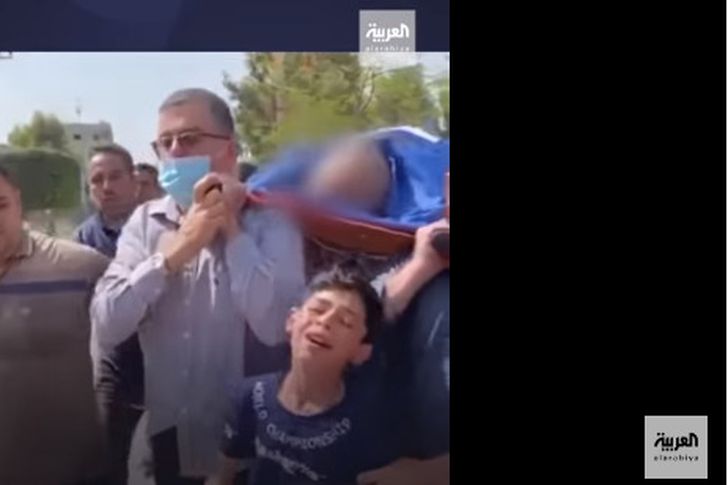 فيديو مؤثر لطفل فلسطيني يودع والده في جنازته