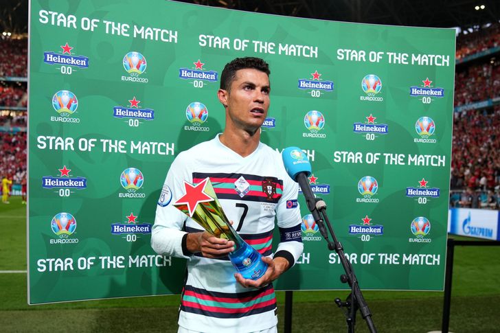 رونالدو يفوز بجائزة أفضل لاعب في مباراة البرتغال والمجر ...