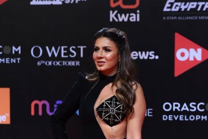 فستان مكشوف.. نجلاء بدر تثير الجدل بمهرجان الجونة السينمائي 2021 | أهل مصر