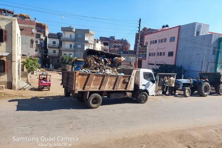 رفع 40 طن قمامة فى حملة نظافة بإحدى قرى مدينة دسوق 