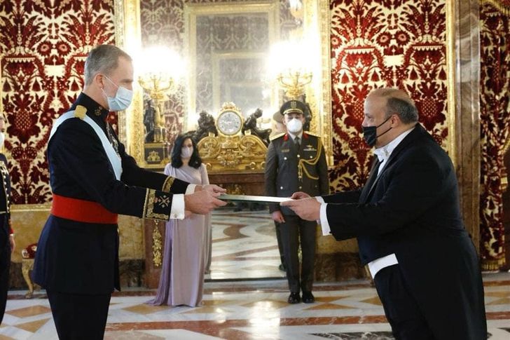 سفير مصر الجديد لدى مدريد يقدم أوراق اعتماده إلى ملك أسبانيا