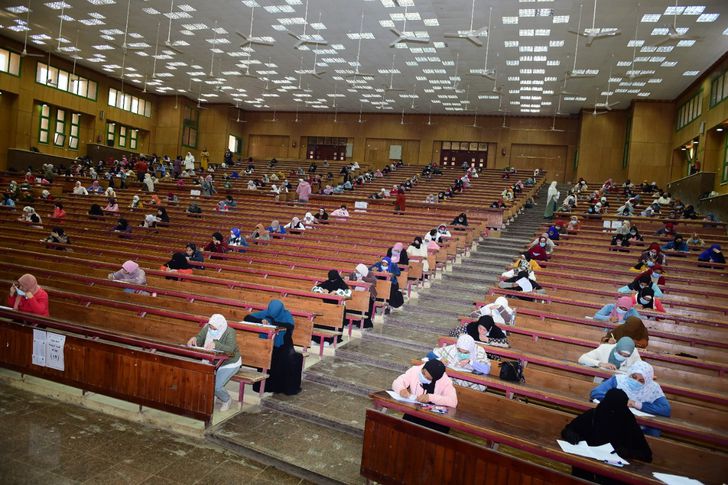 ٦٧ ألف طالبة وطالبة بجامعة سوهاج يواصلون أداء امتحاناتهم وسط اجراءات احترازية مشددة