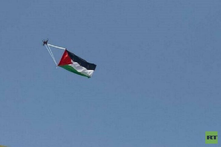 مسيرة تحمل العلم الفلسطيني