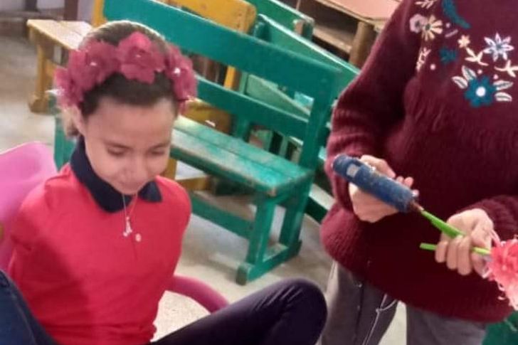 إعاقتها لم تمنعها من التفوق.. وكيل «تعليم بني سويف» يكرم الطالبة «مريم